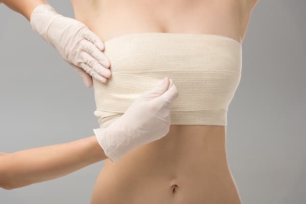 Corpo de mulher após a mamoplastia redutora
