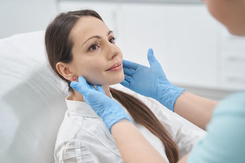 É comum experimentar inchaço e hematomas no rosto após a cirurgia.