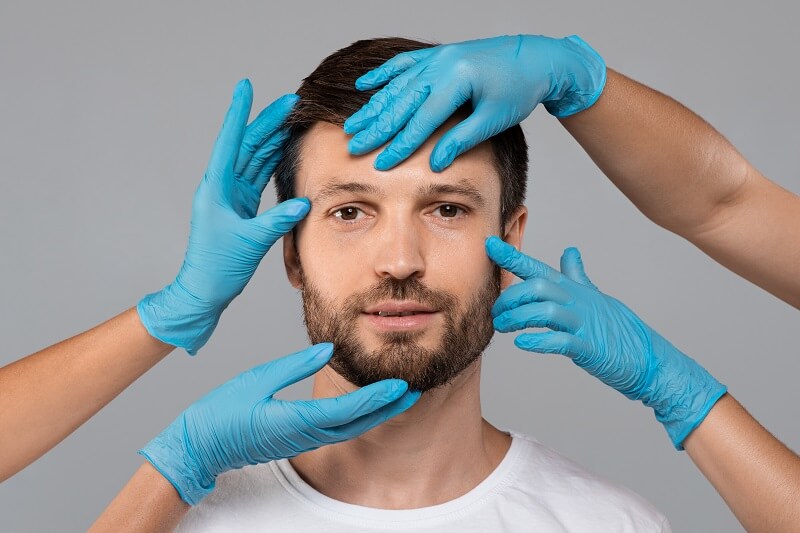 Cirurgia plástica é muito comum entre homens