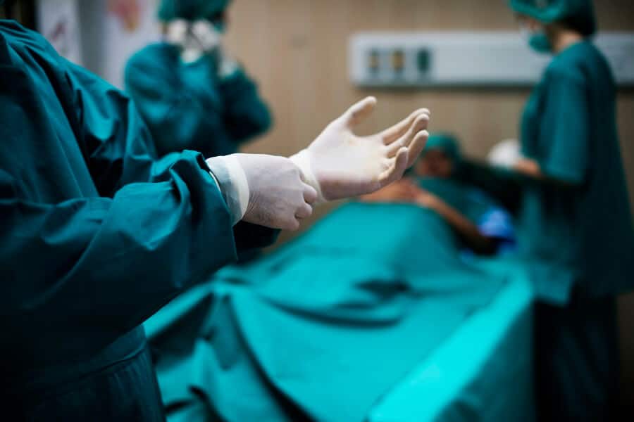Abri uma clínica de cirurgia plástica