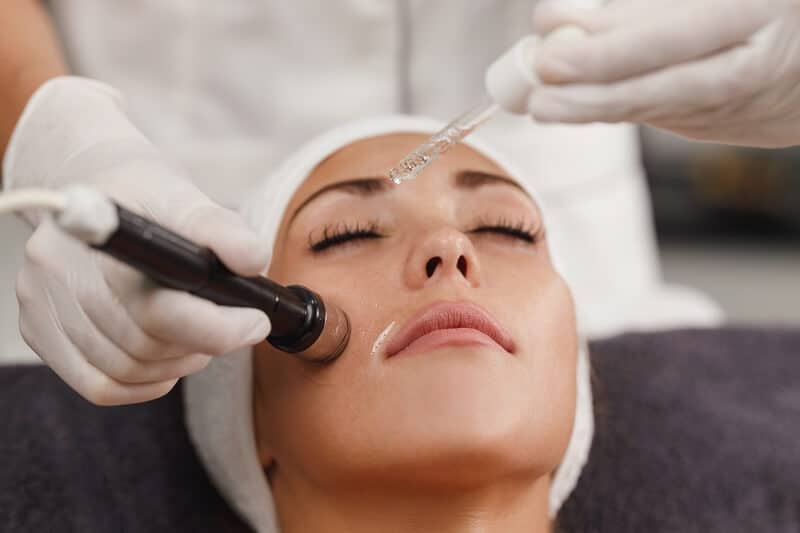 A dermatologista responsável pelos procedimentos na clínica, possui mais de 20 anos de experiência na área.