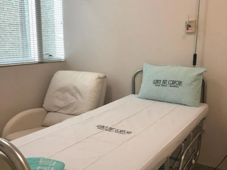 Apartamento de recuperação com cama hospitalar e suporte de soro, no Hospital Dia da Clínica Art Corporis, na Asa Sul.