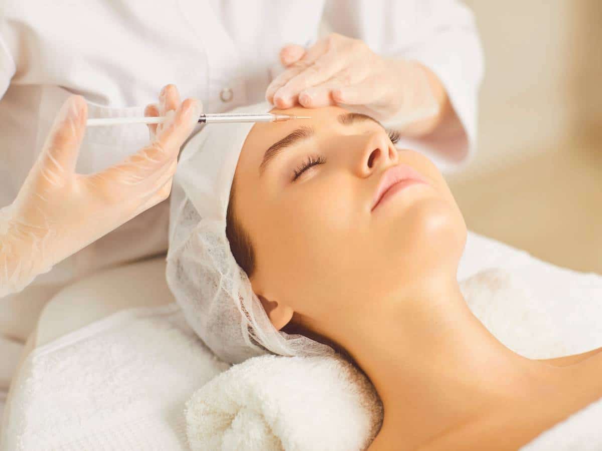 Aplicação de toxina botulínica na região facial por profissional qualificada