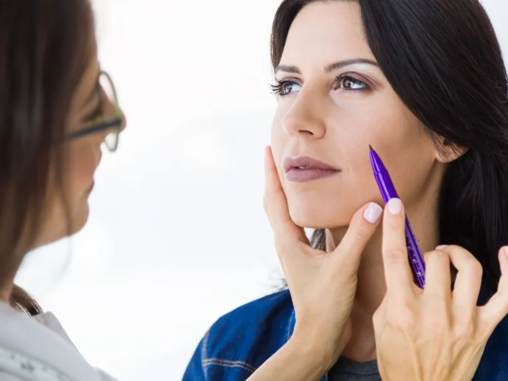Consulta de avaliação de cirurgia plástica facial.