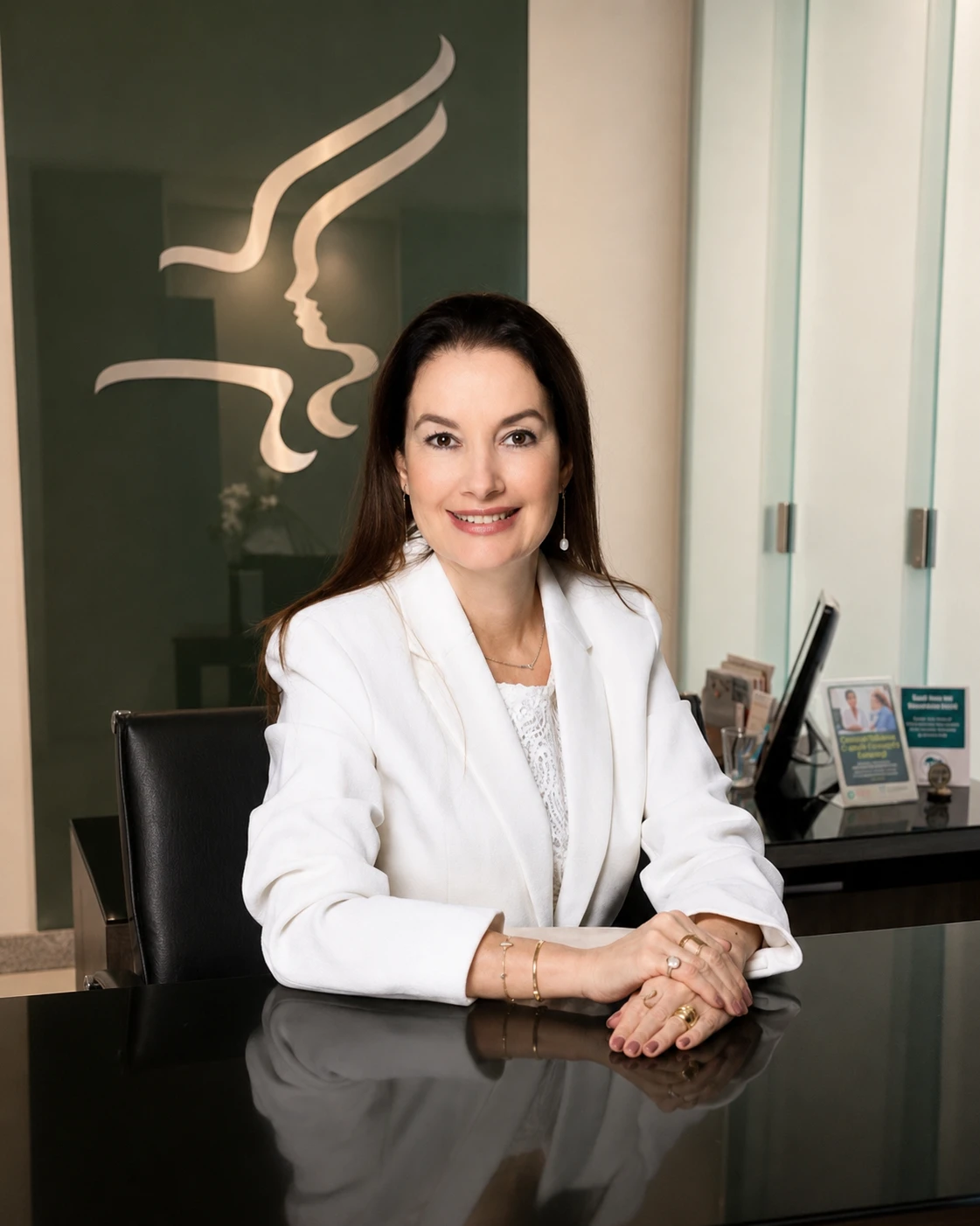 Dra. Janaina Barbaresco no consultu{f3}rio da Clu{ed}nica Art Corporis, na Asa Sul