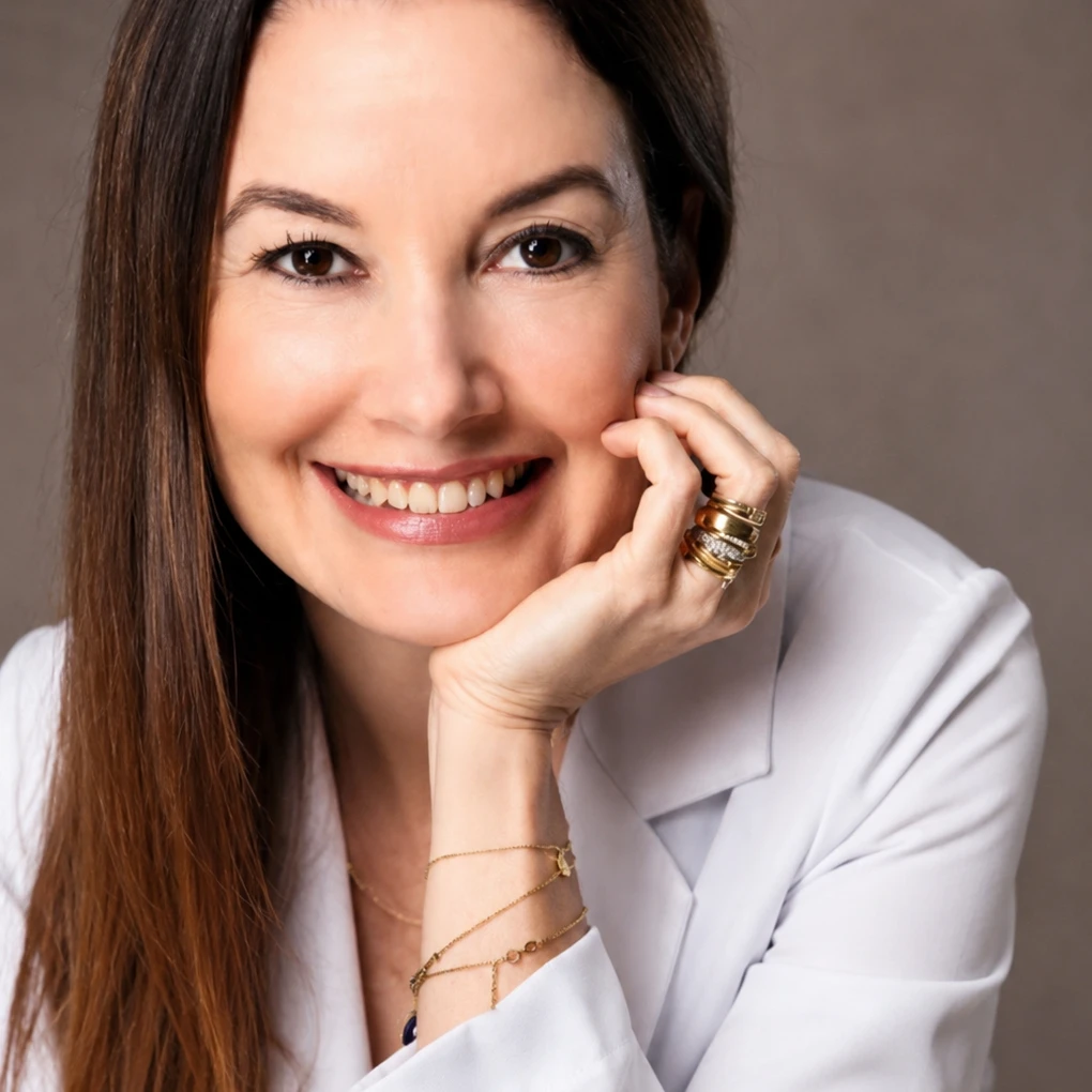 Retrato da Dra. Janaina Barbaresco, dermatologista em Brasu{ed}lia