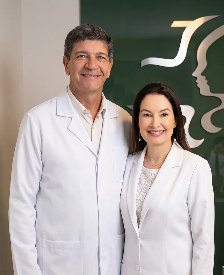 Dr. Joemar Barbaresco e Dra. Janaina Barbaresco, de jaleco branco, na Clínica Art Corporis.