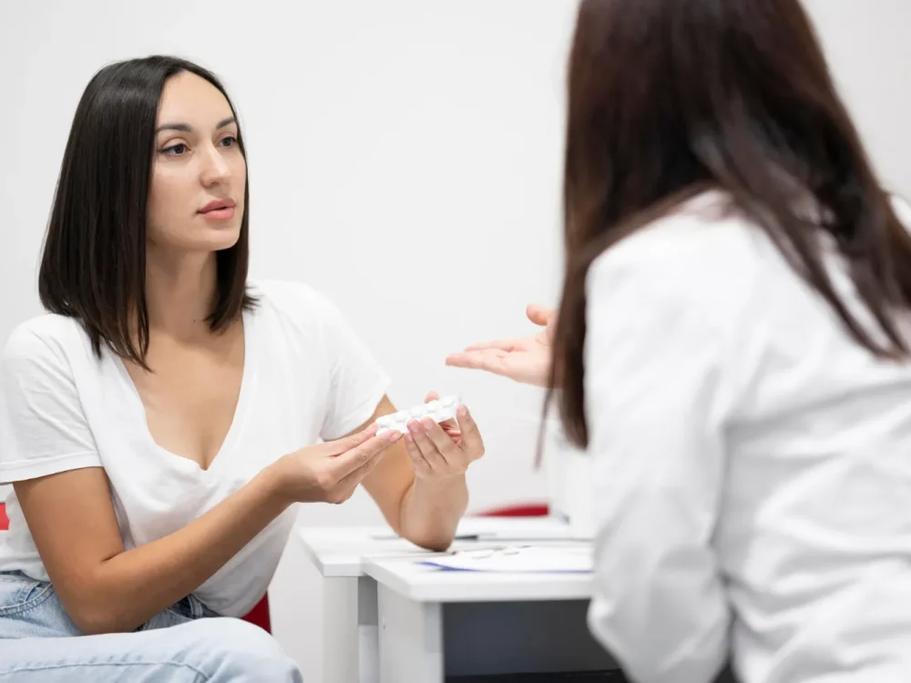 Consulta dermatológica em consultório.