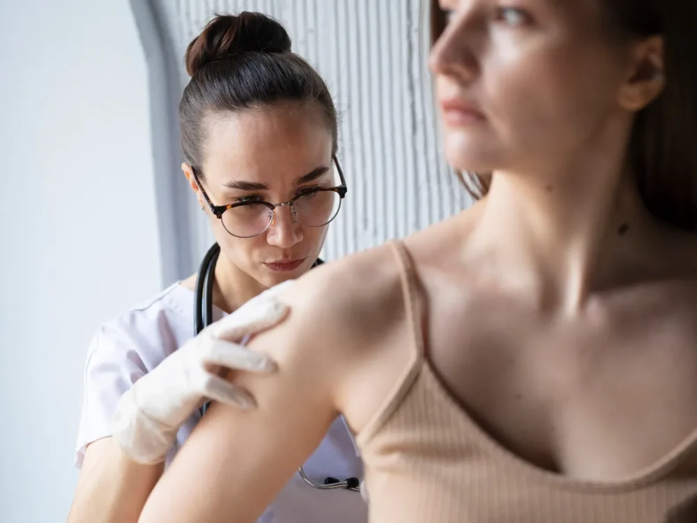 Avaliação dermatológica em consulta.