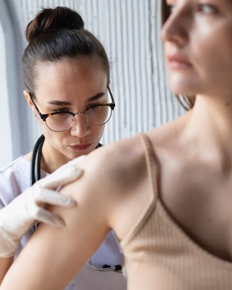 Avaliação dermatológica em consulta.