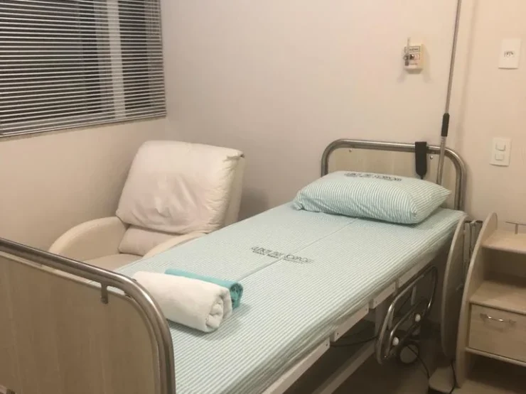 Leito de curta permanência com poltrona de acompanhante, no Hospital Dia da Clínica Art Corporis, na Asa Sul, em Brasília.