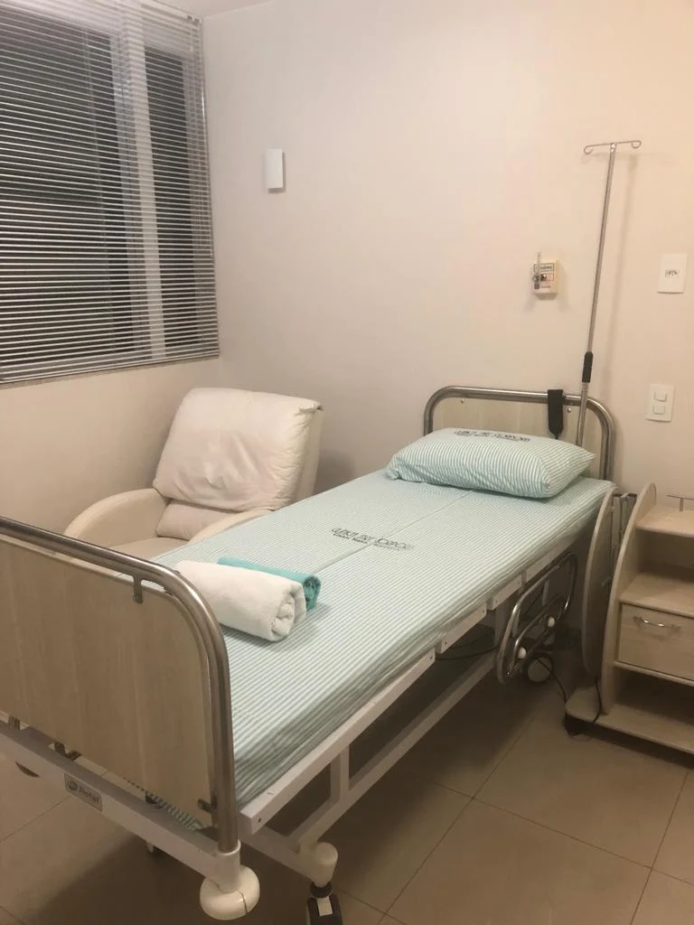 Leito de curta permanência com poltrona de acompanhante, no Hospital Dia da Clínica Art Corporis, na Asa Sul, em Brasília.