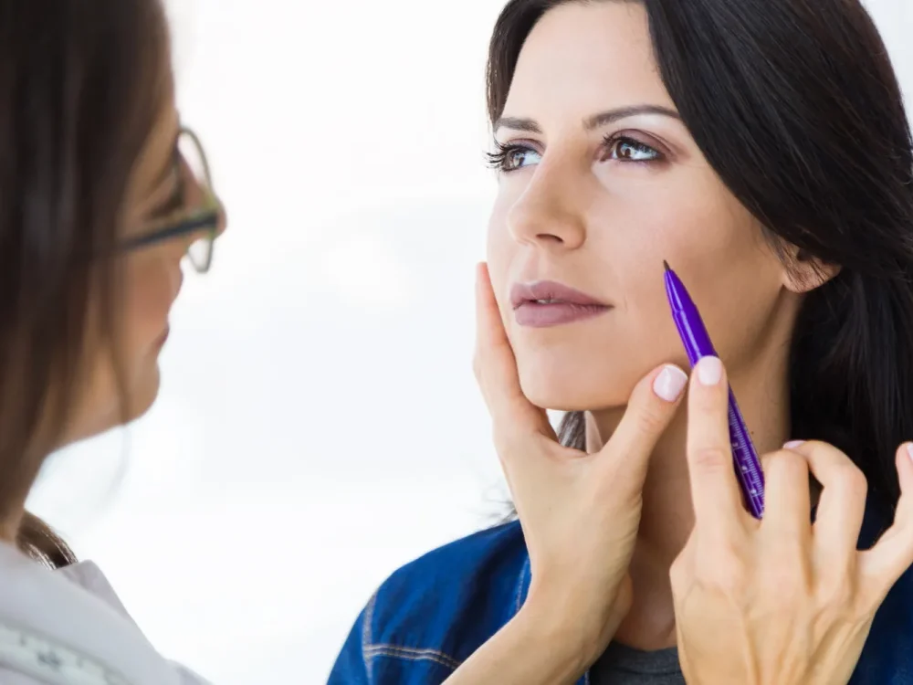Avaliação facial em consulta de cirurgia plástica.