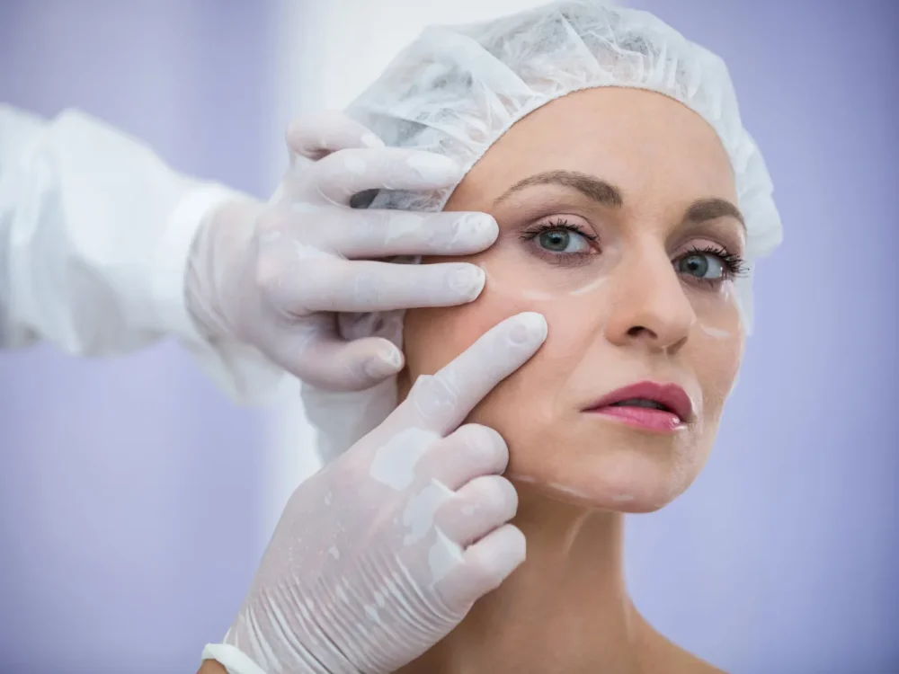 Avaliação facial em consulta.