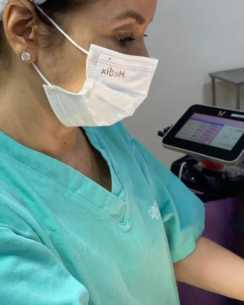 Dra. Janaina Barbaresco operando o equipamento Morpheus 8 na Clínica Art Corporis