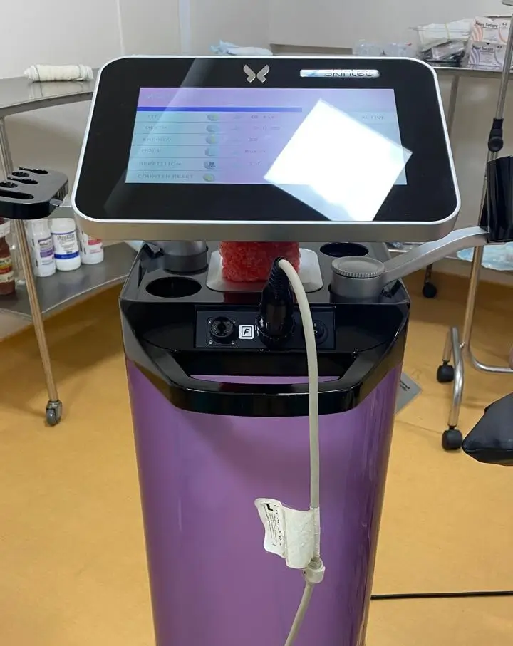 Equipamento de radiofrequência microagulhada Morpheus 8 na Clínica Art Corporis, em Brasília.
