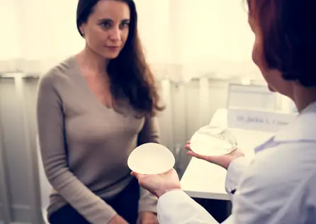 mulher na consulta médica escilhendo o silicone
