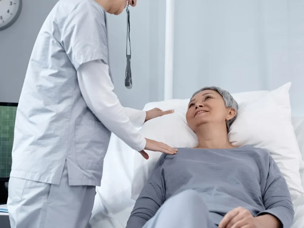 Profissional de enfermagem acompanhando paciente no pós-operatório.