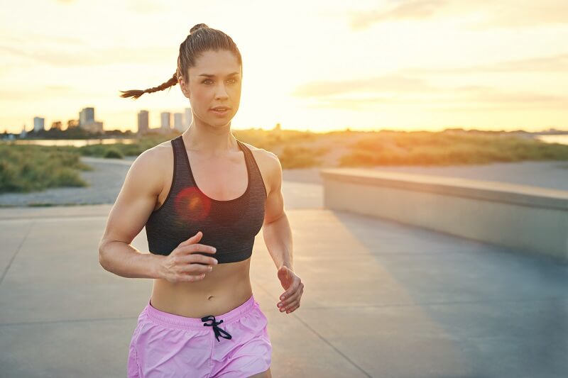uma alimentação balanceada e a prática regular de exercícios físicos