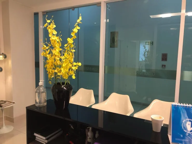 Sala de espera com poltronas claras da Clínica Art Corporis, no Centro Médico Júlio Adnet, na Asa Sul, em Brasília.