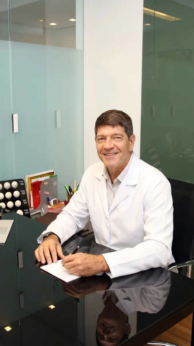 Cirurgião plástico e paciente durante a consulta, na Clínica Art Corporis, na Asa Sul, em Brasília.