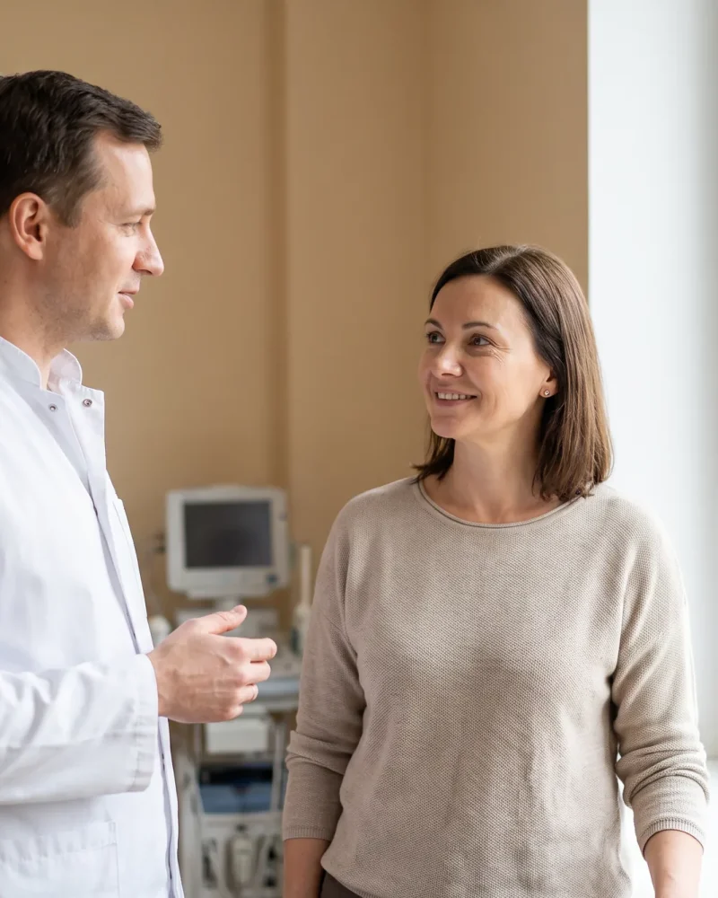 Consulta de acompanhamento meses após a cirurgia.